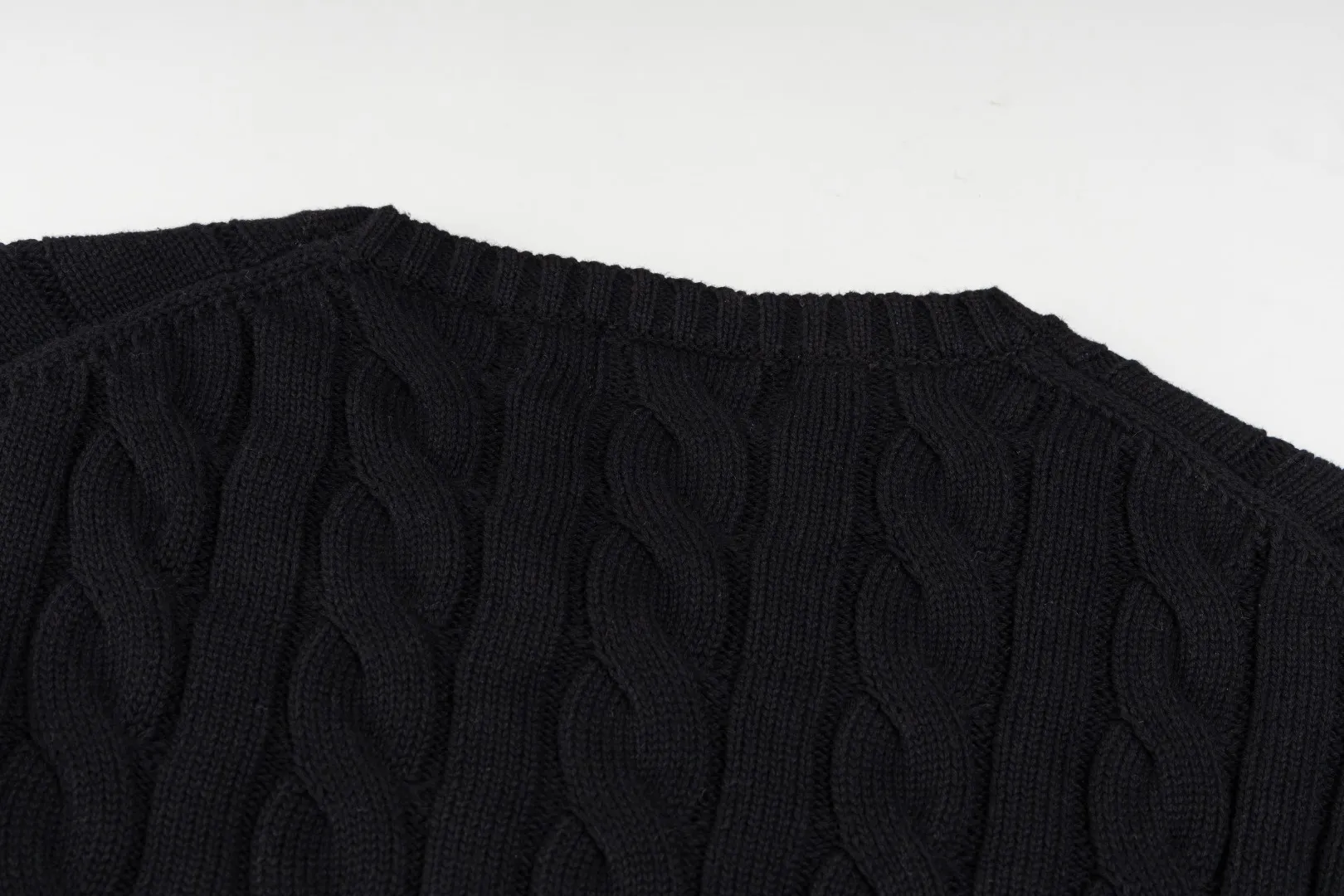 P220 #R91 RALPH LAUREN Ralph Lauren fourteen colors classic small label embroidery round neck pullover cable cardigan sweater men's top, high-density LOGO embroidery on the chest, original customization of tag accessories. Made of pure cotton yarn, pure cotton is skin-friendly and comfortable, small label war horse embroidered twist button round neck sweater 🐎 high quality, follow the blogger to learn how to wear it! Let’s buy a Ralph Lauren cable sweater. It’s a super hard-to-find series after it became popular. It’s hard to find one on the official website. It’s simple and practical to wear, with a lazy and loose feel. The thickened fabric has more texture, feels soft and delicate, and has a loose fit. Whether worn alone or layered, you can wear different styles of fashion with just one piece!   Size：XS S M L Sleeve length: 59/60/61/62/63